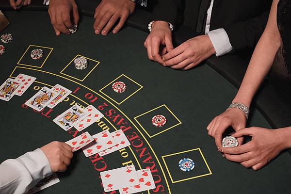 Casino Bonus Features Offered by online casinos Singapore Websites